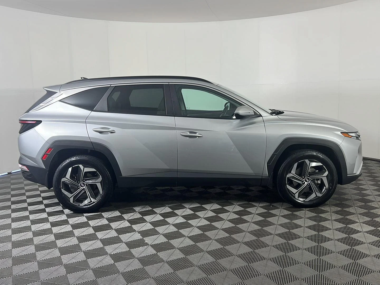 Used 2023 Shimmering Silver Hyundai SEL image 2