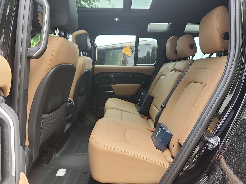 New 2026 Santorini Black Land Rover X-Dynamic SE image 5