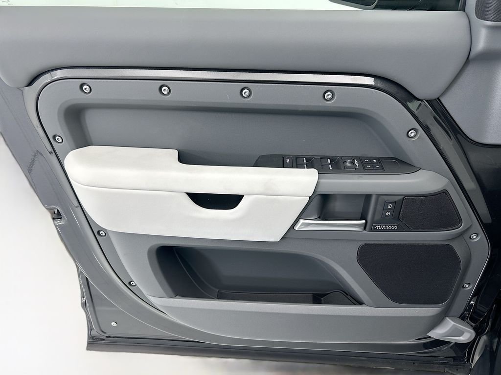 2026 Land Rover Defender X-Dynamic SE - Photo 23