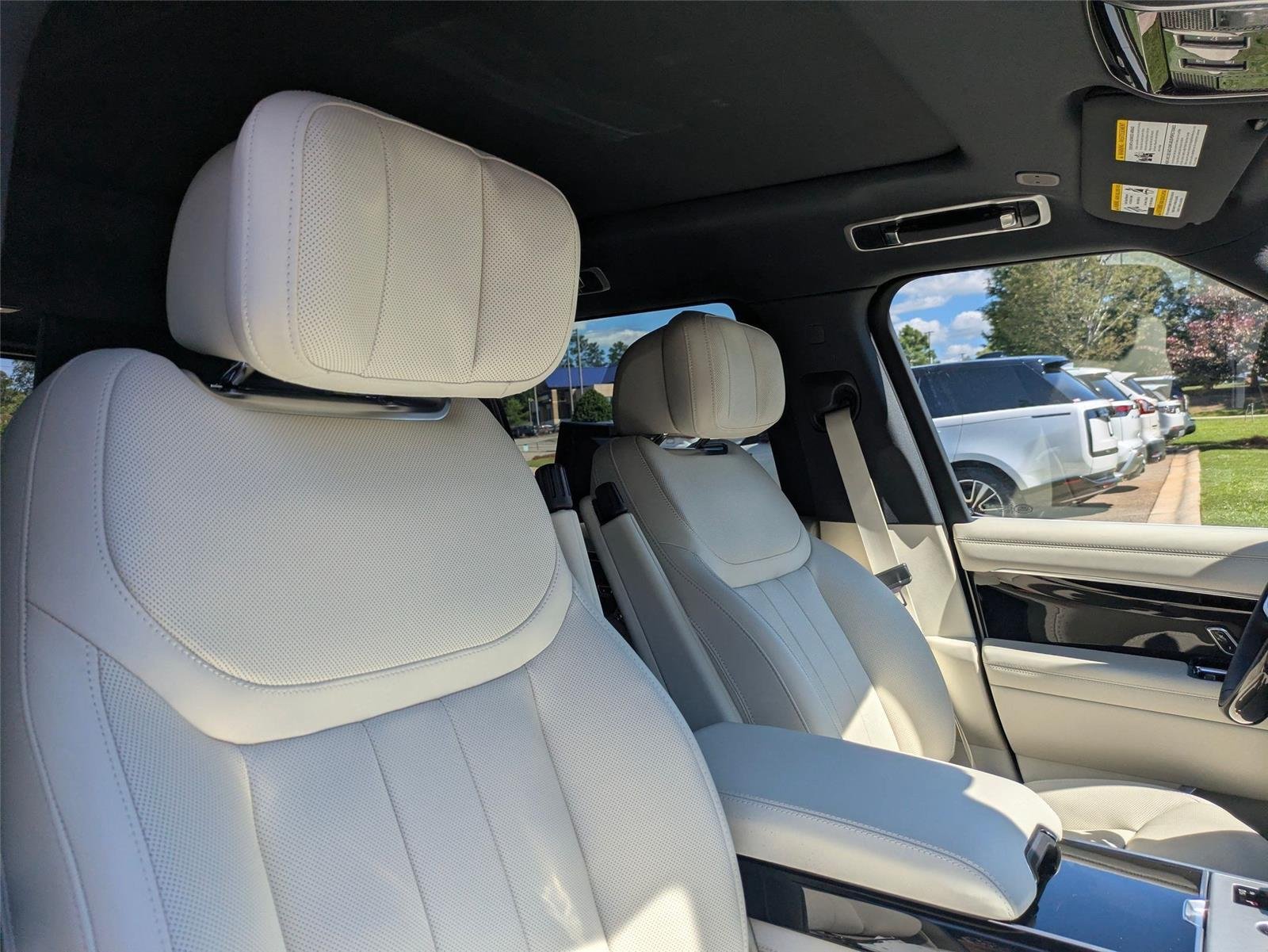 New 2026 Ostuni Pearl White Land Rover Autobiography image 36