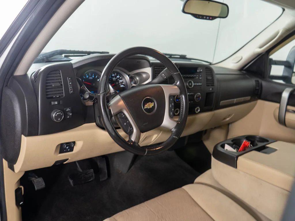 Used 2009 White Chevrolet Work Truck image 13