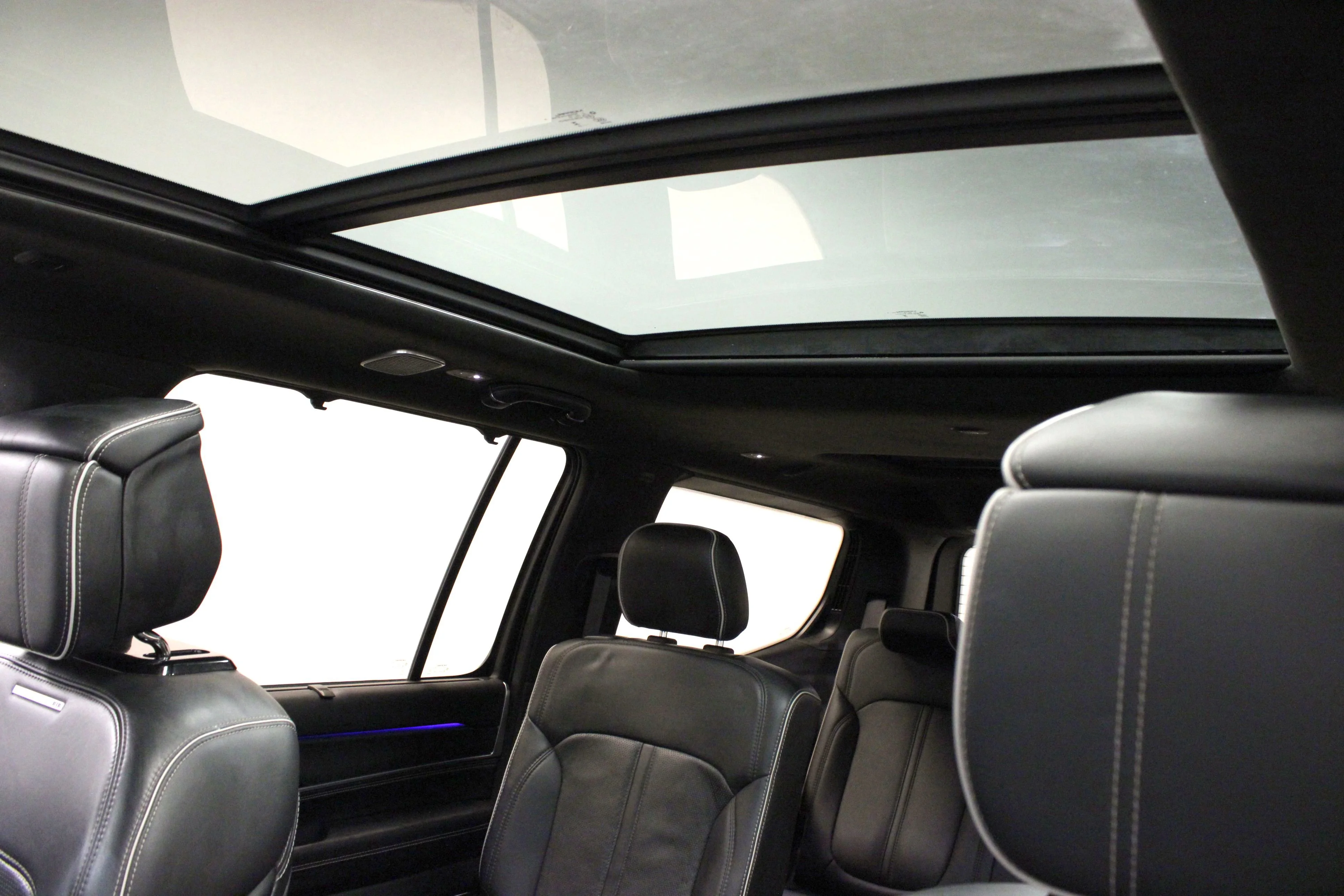 Used 2023 Diamond Black Crystal Pearlcoat Jeep Series II image 10