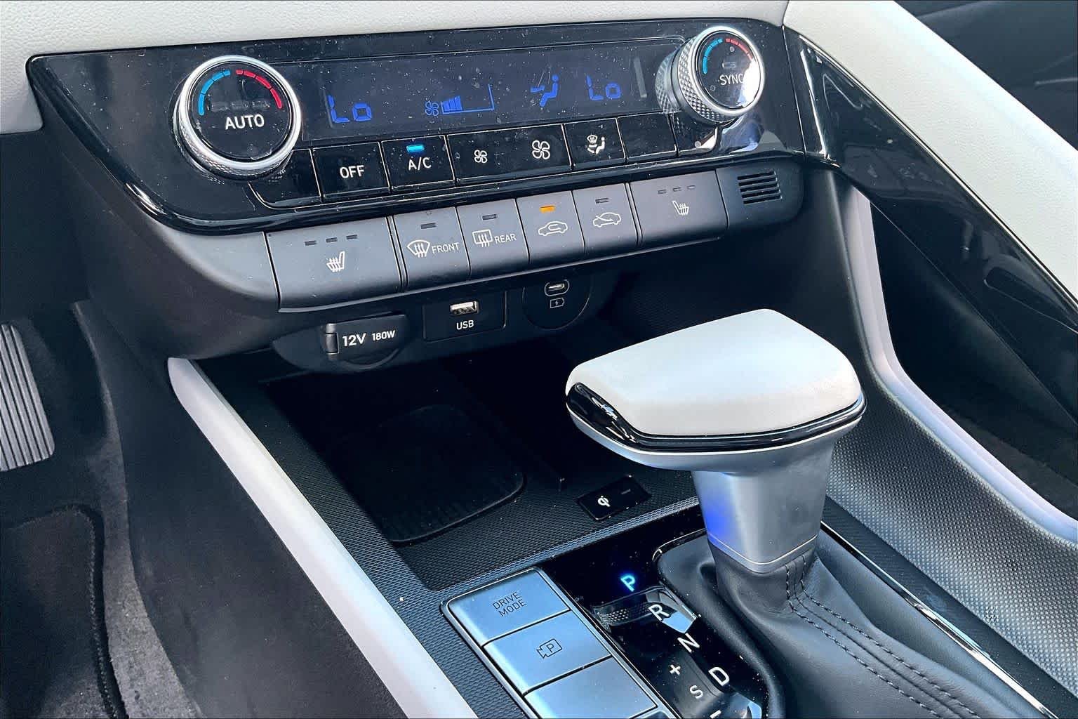 2025 Hyundai Elantra Limited - Photo 31