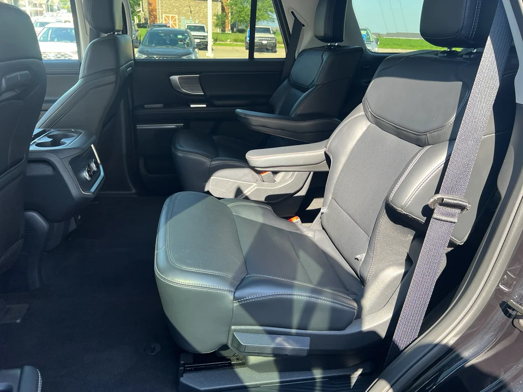 Used 2025 Agate Black Metallic Ford Platinum image 21