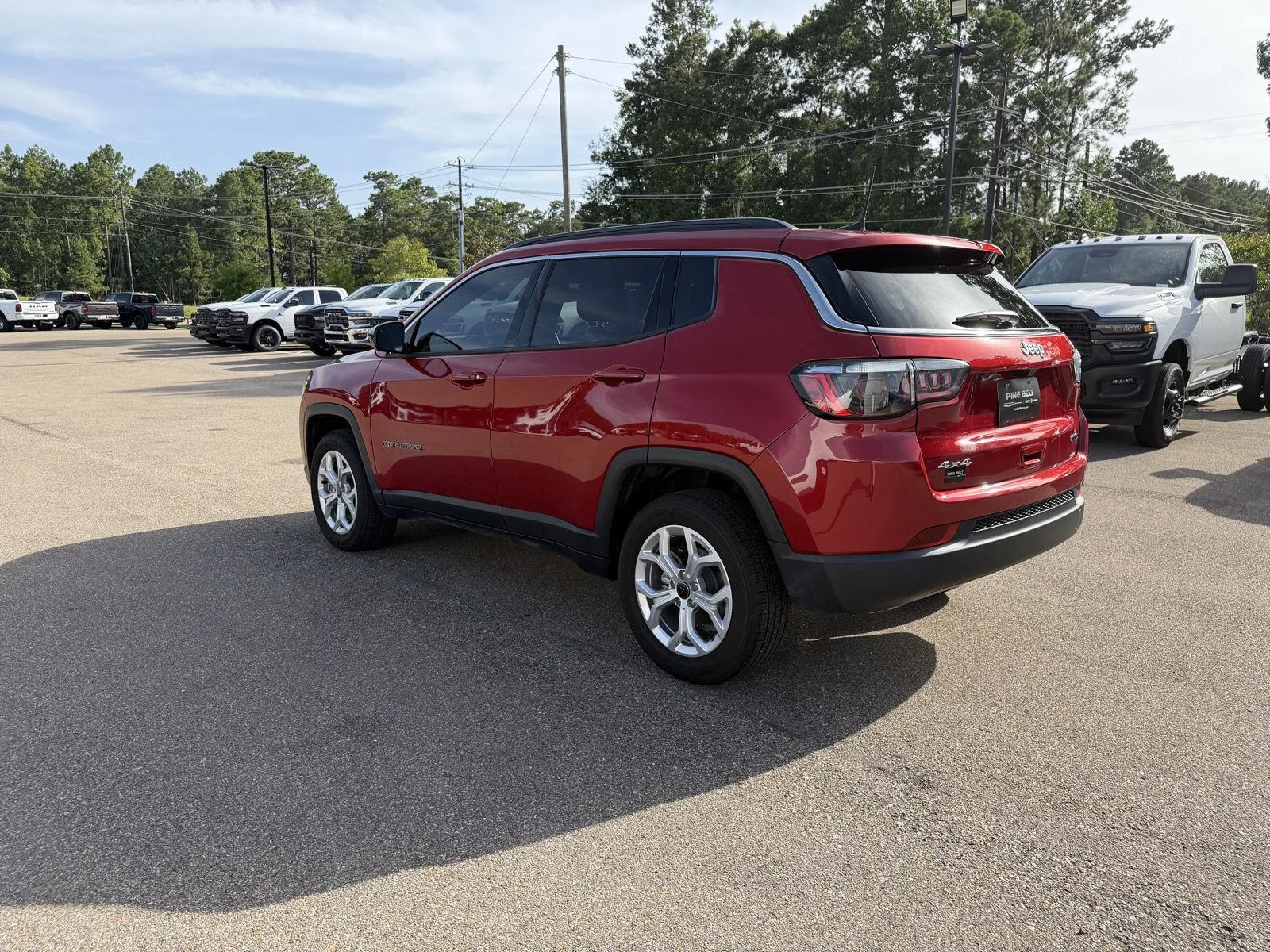 Used 2025 Red Hot Pearlcoat Jeep Latitude image 4