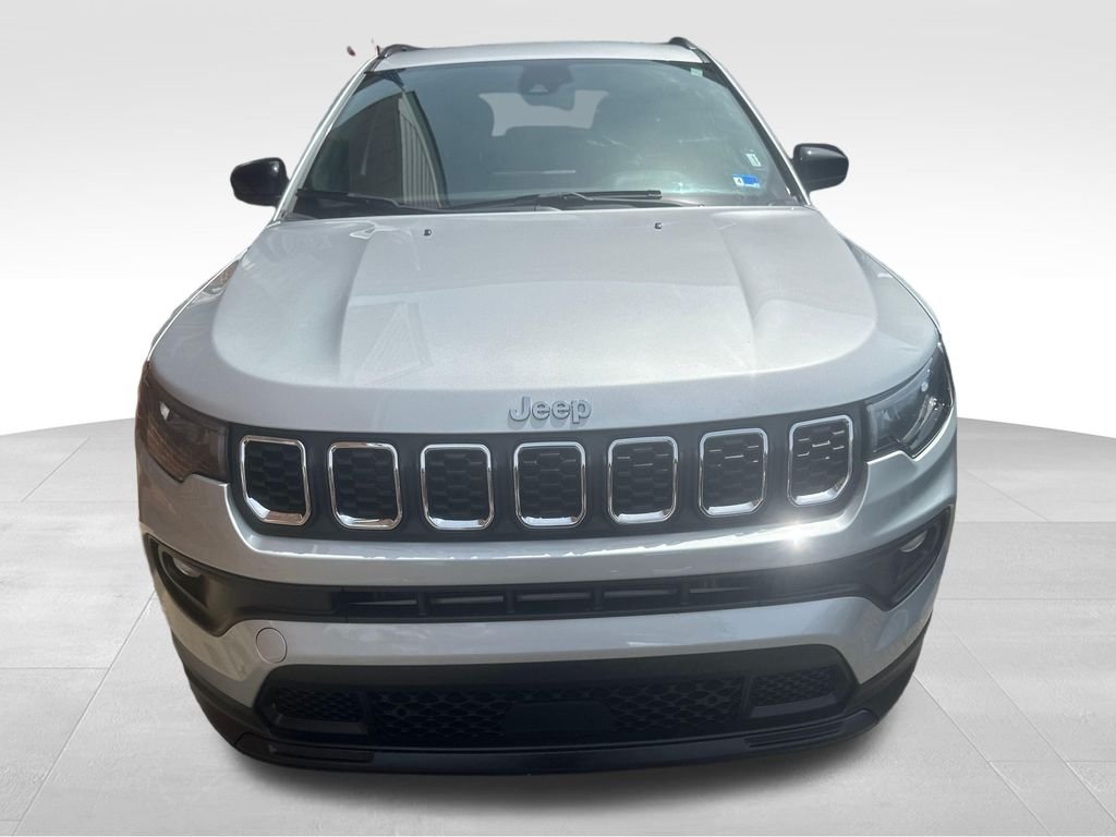 Used 2024 Silver Jeep Latitude image 4