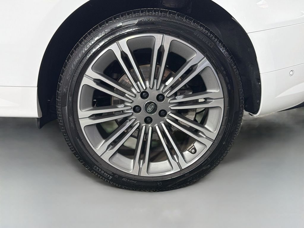 Used 2025 White Land Rover Dynamic SE image 33