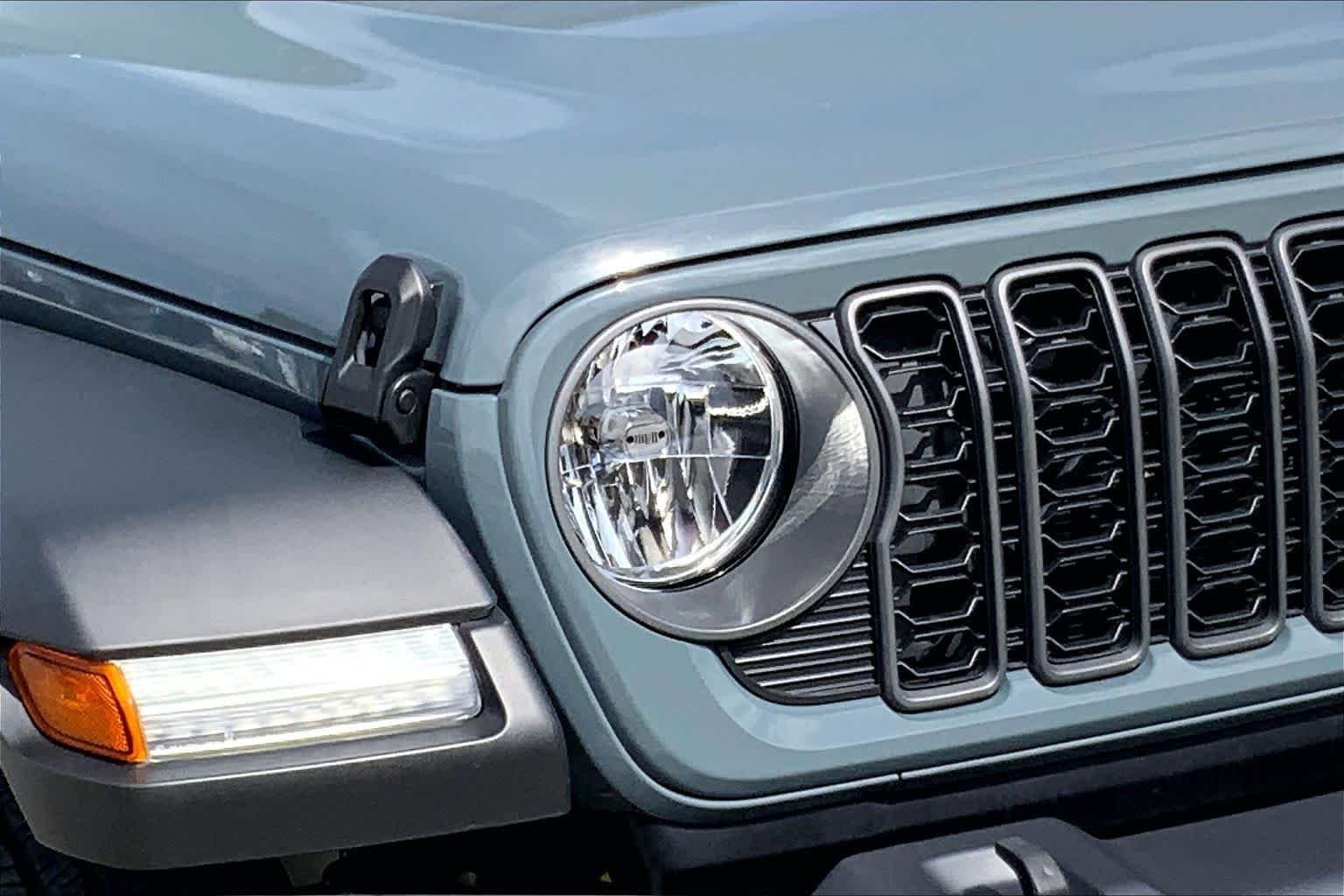 Used 2025 Anvil Clearcoat Jeep Sport S image 21