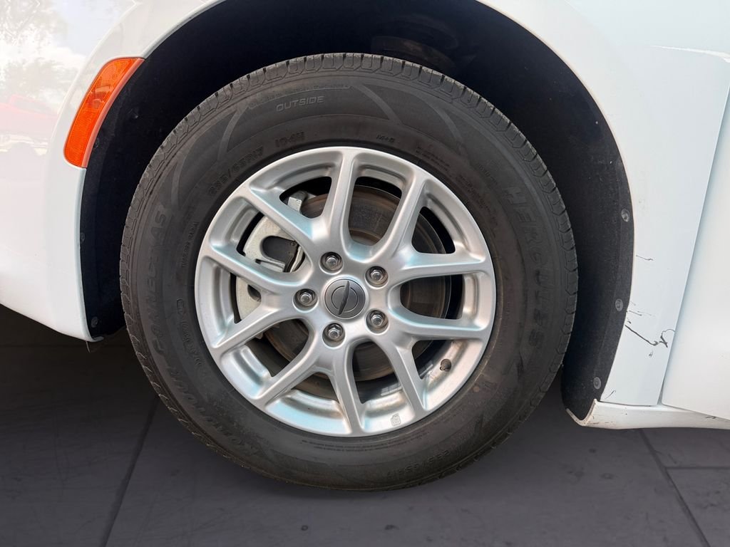 Used 2023 White Chrysler LX image 9