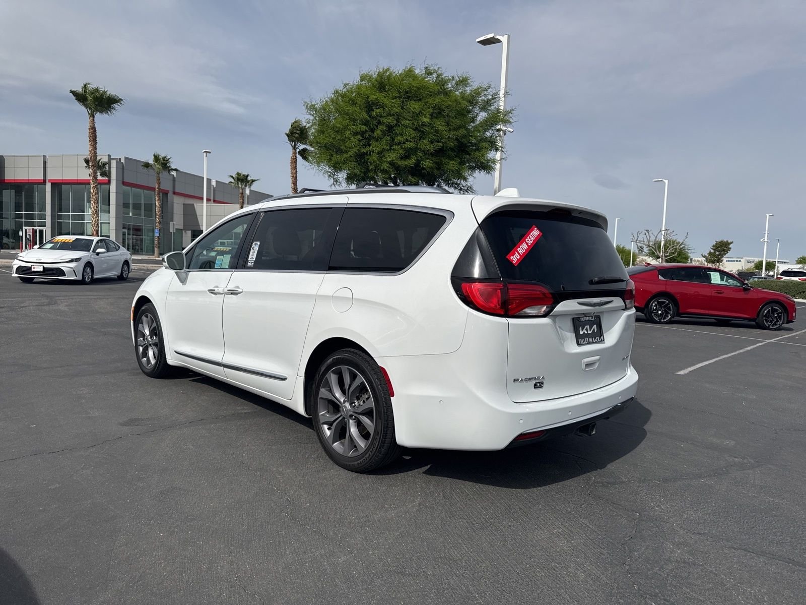 Used 2020 Bright White Clearcoat Chrysler Limited image 10