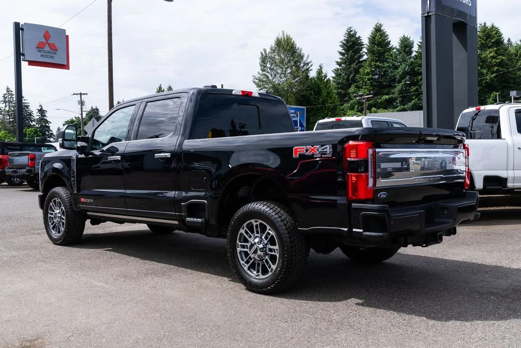 Used 2023  Ford Limited image 5