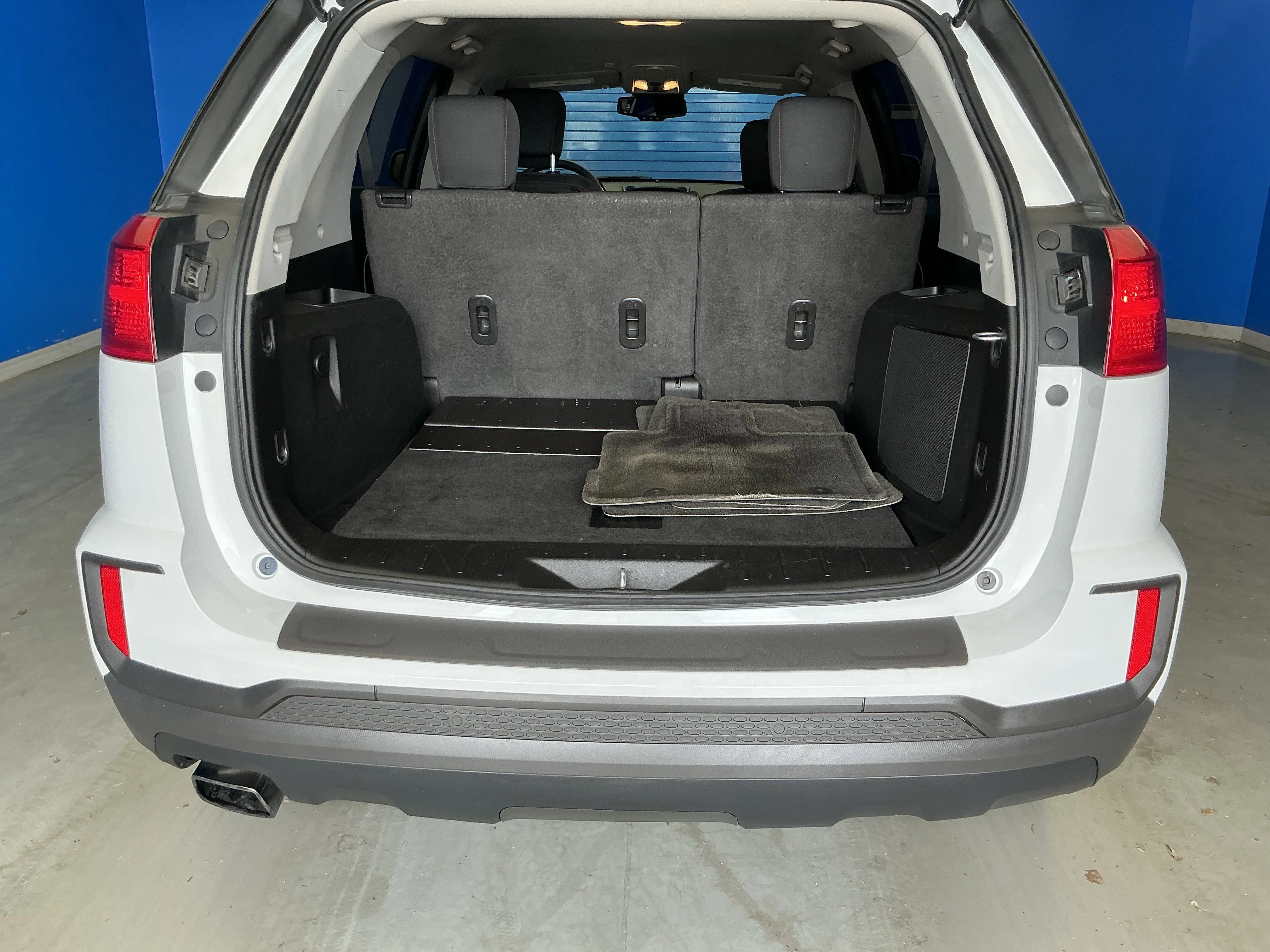 Used 2017 Summit White GMC SLE image 24