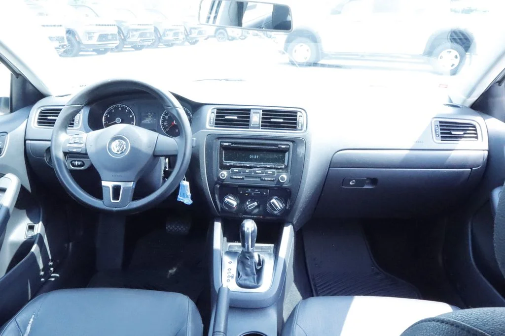 Used 2012 White Volkswagen 2.5L SE image 14