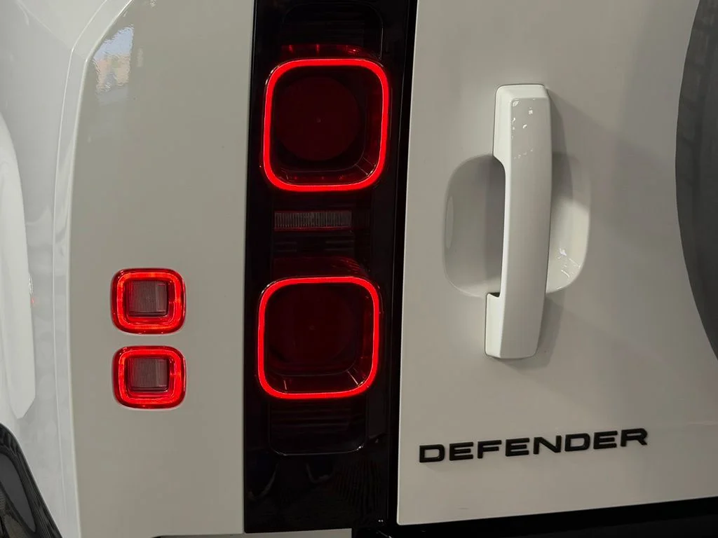 2024 Land Rover Defender X-Dynamic SE - Photo 12