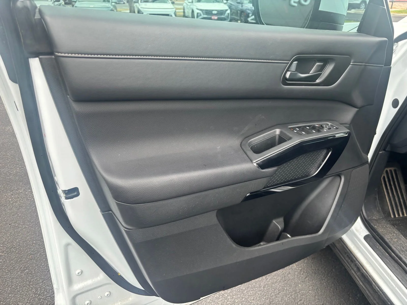 Used 2025 White Nissan SV image 9