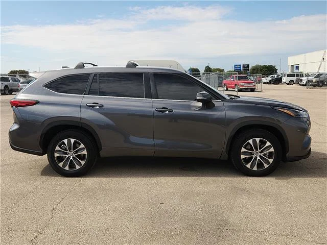 Used 2023 Magnetic Gray Metallic Toyota XLE Front-Wheel Drive image 5