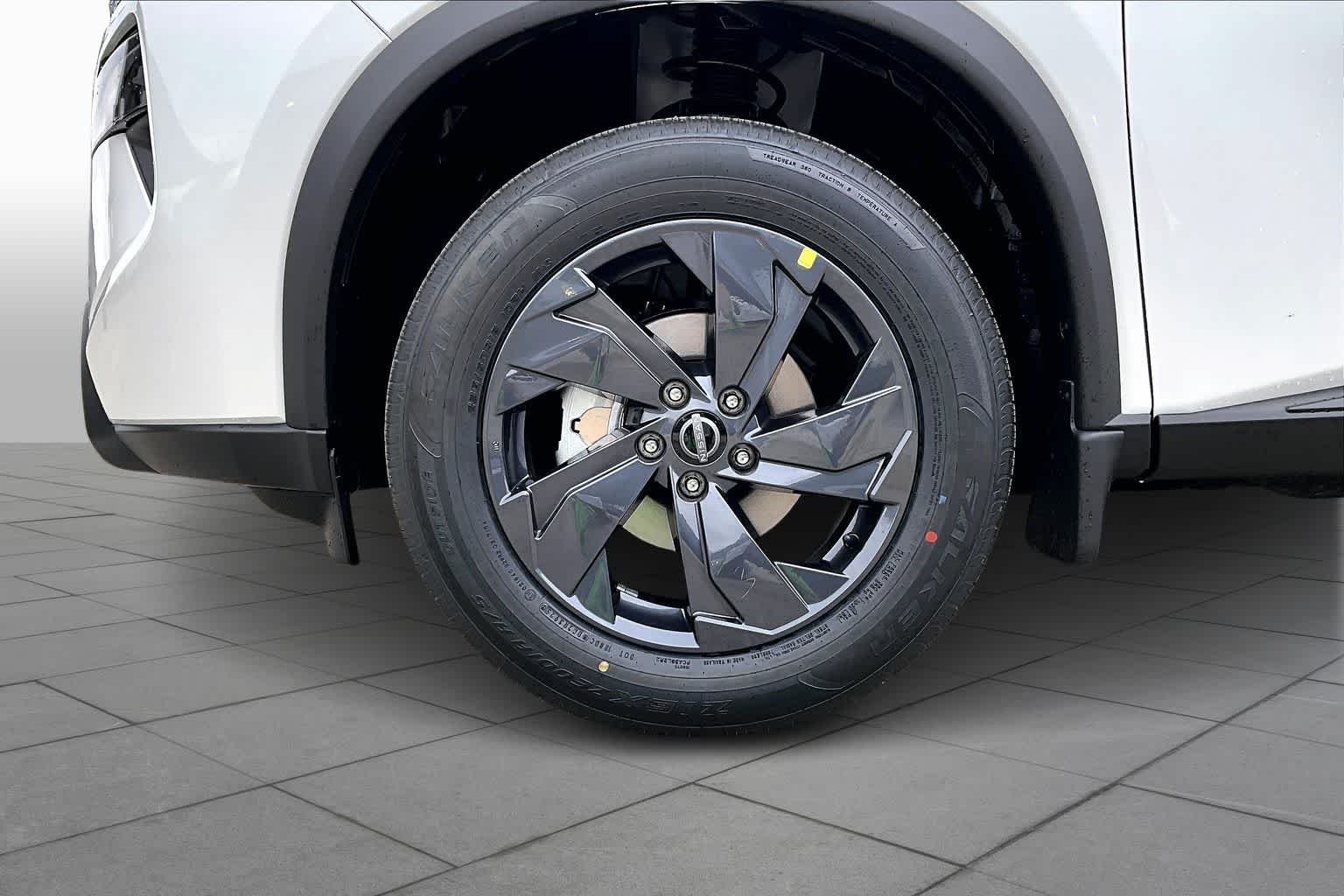 New 2026 Everest White Pearl TriCoat Nissan SV image 9
