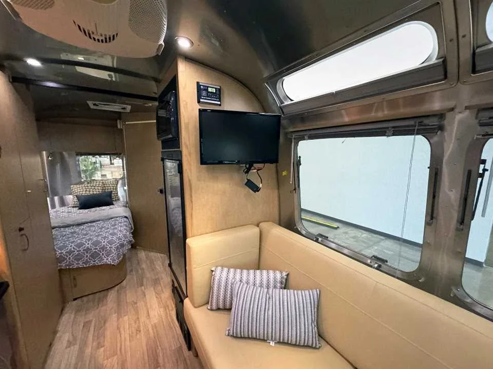 Used 2014 SILVER AIRSTREAM  image 12