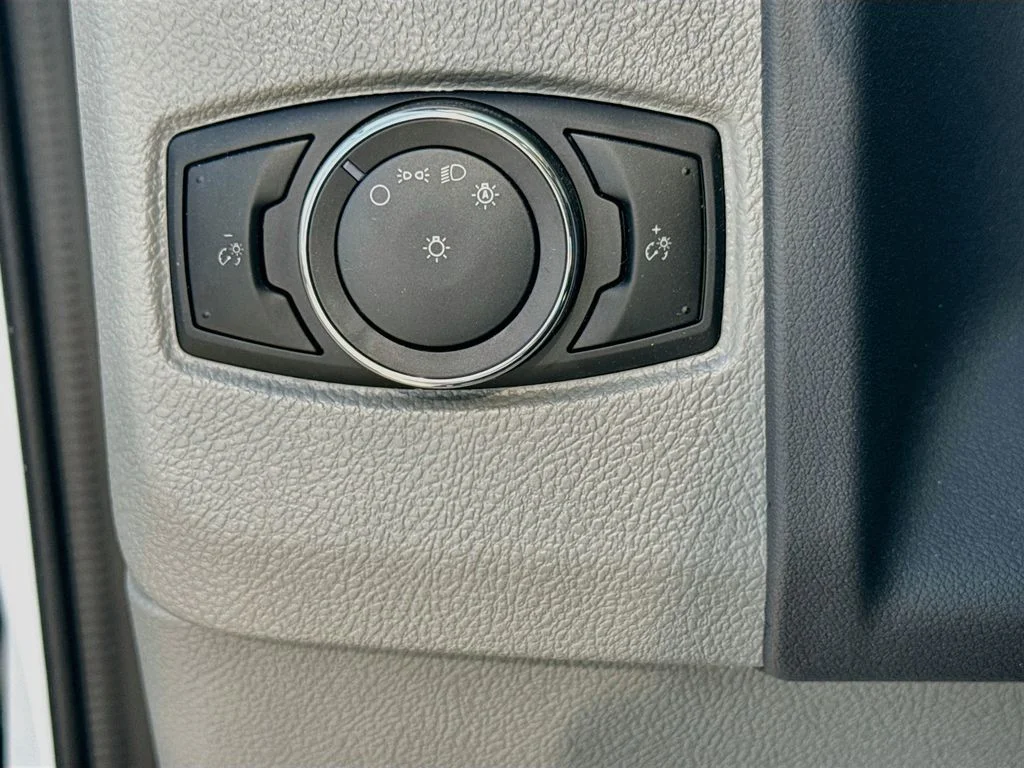 New 2027 Oxford White Ford E-350 SRW image 10