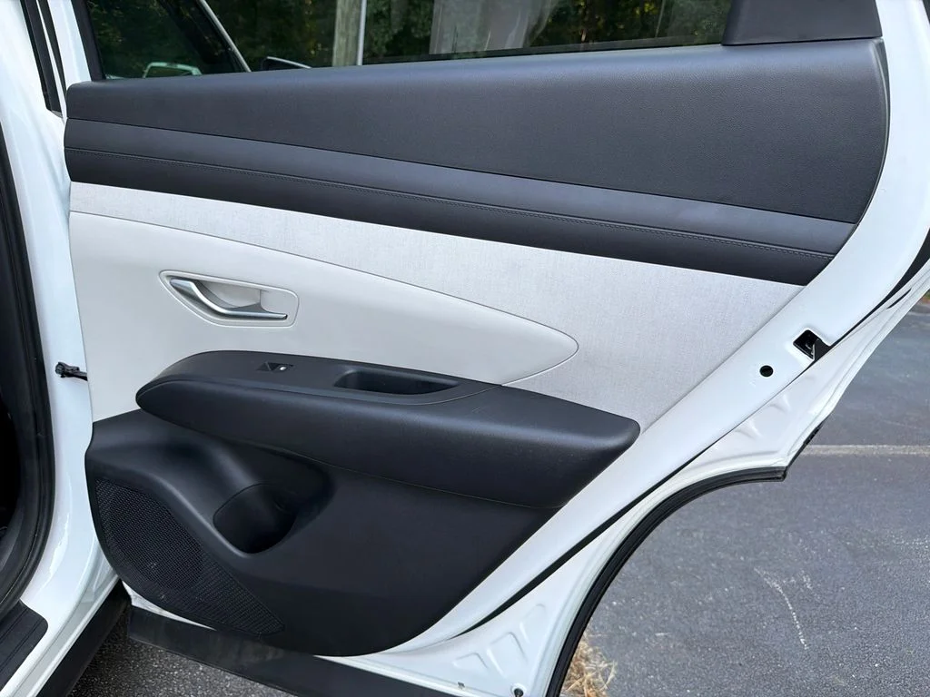 Used 2025 White Hyundai SEL Convenience image 16