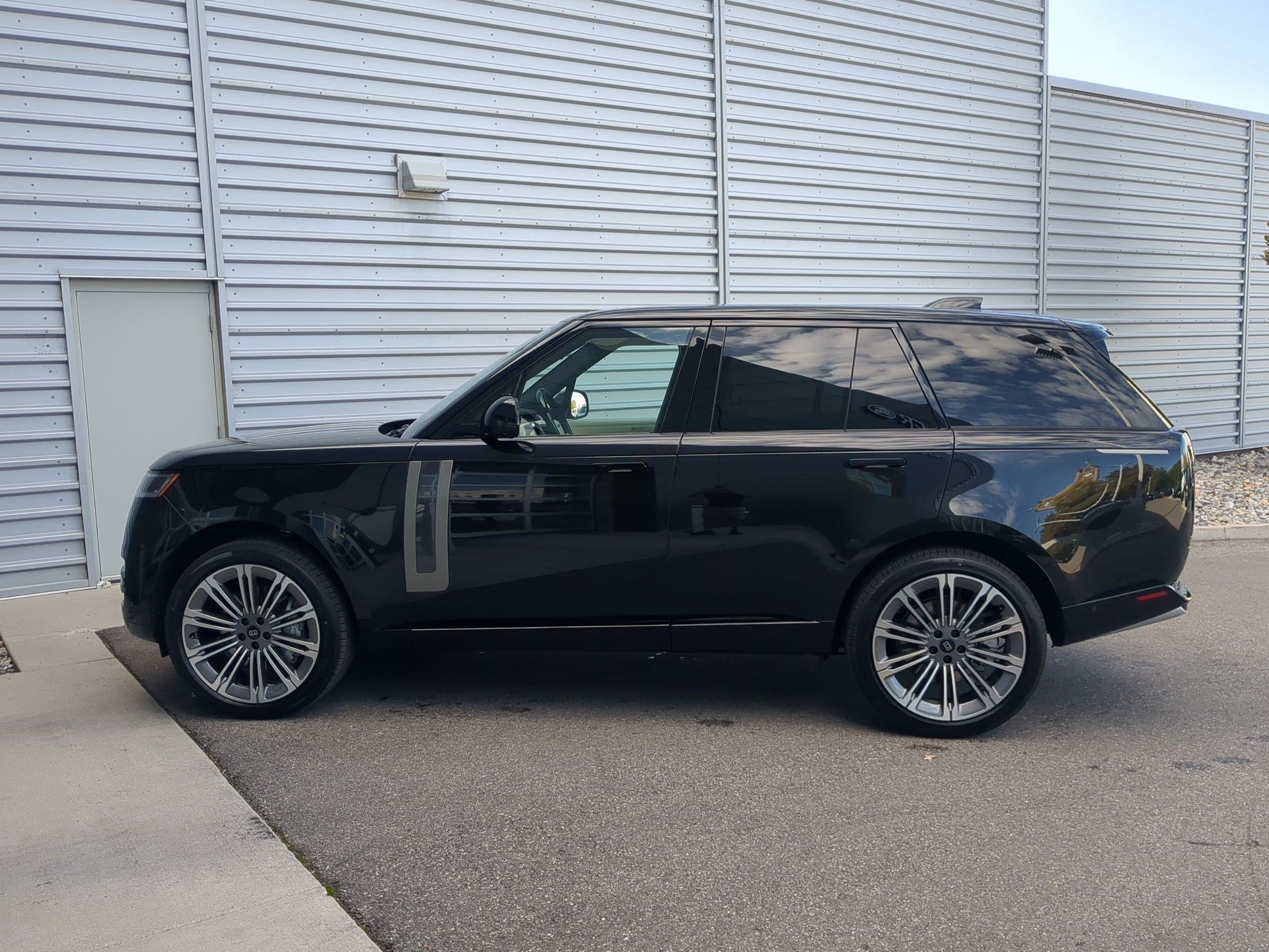 New 2027 Santorini Black Land Rover P530 SE image 9
