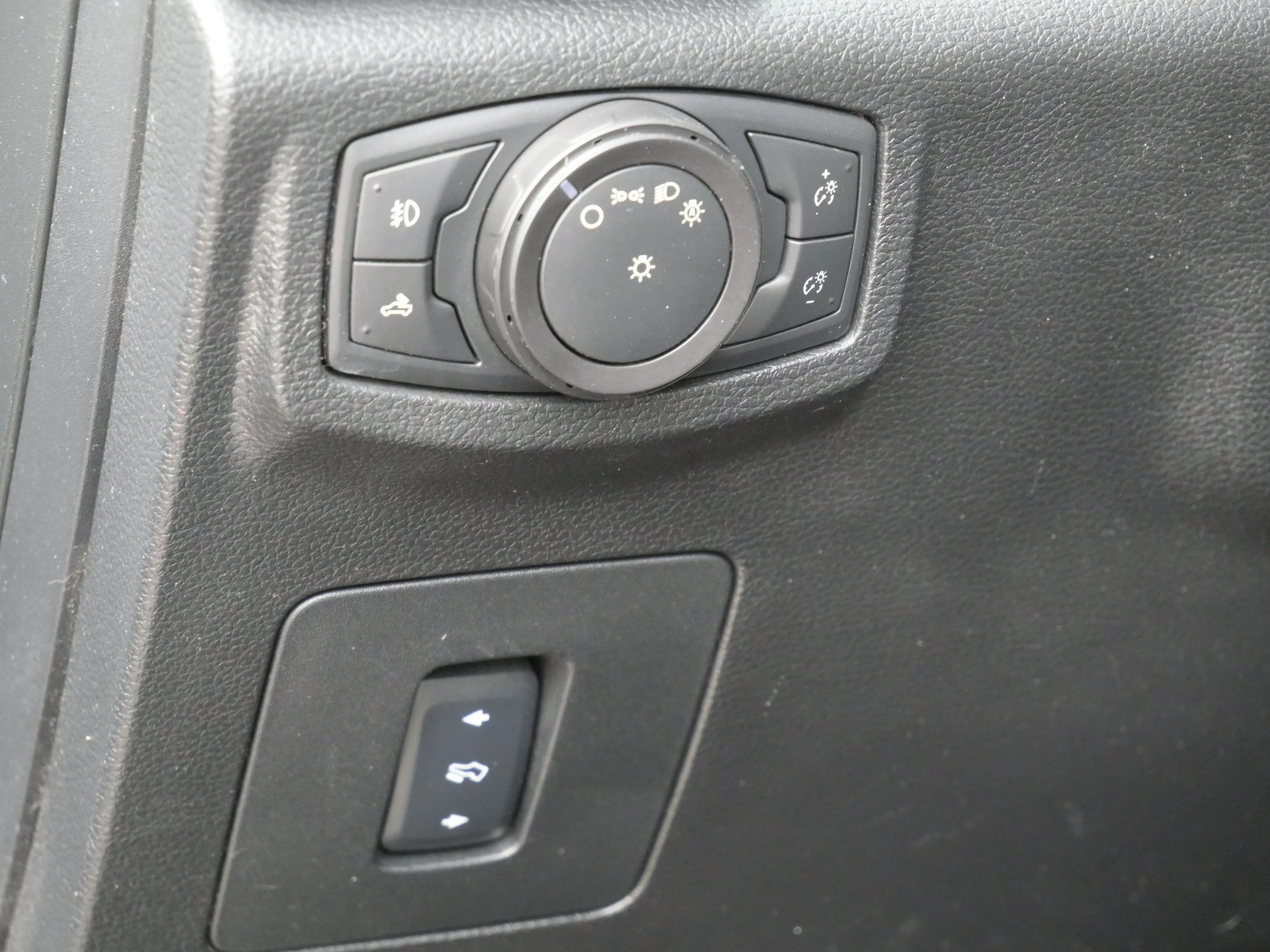 Used 2016 Ingot Silver Metallic Ford XLT 4WD SuperCrew 145 image 16