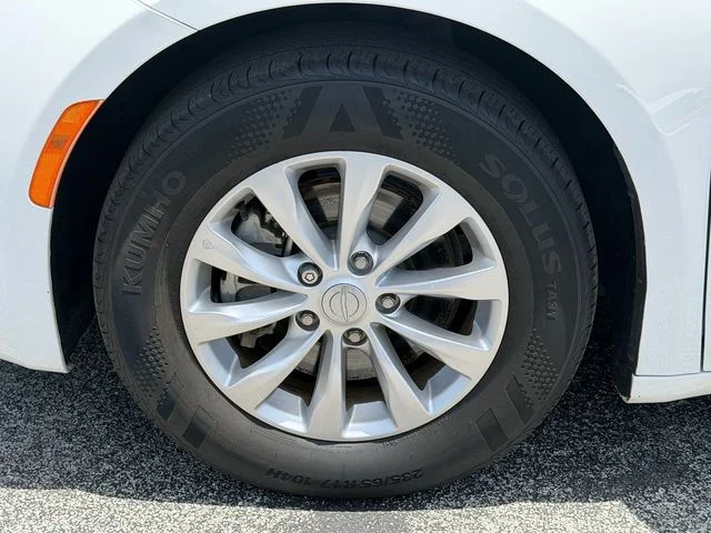 Used 2018 White Chrysler Touring L Plus image 21