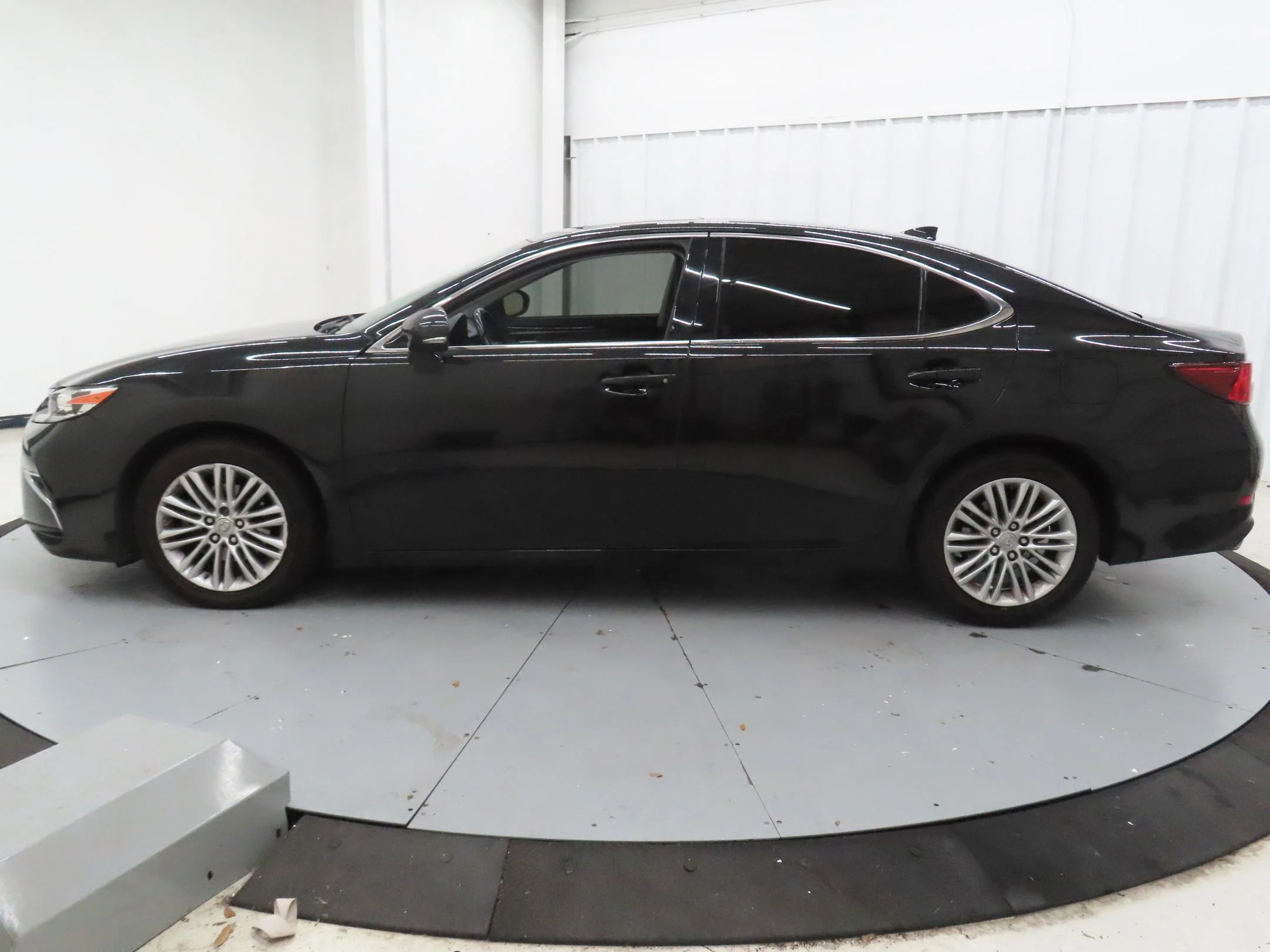 Used 2016  Lexus 350 image 7