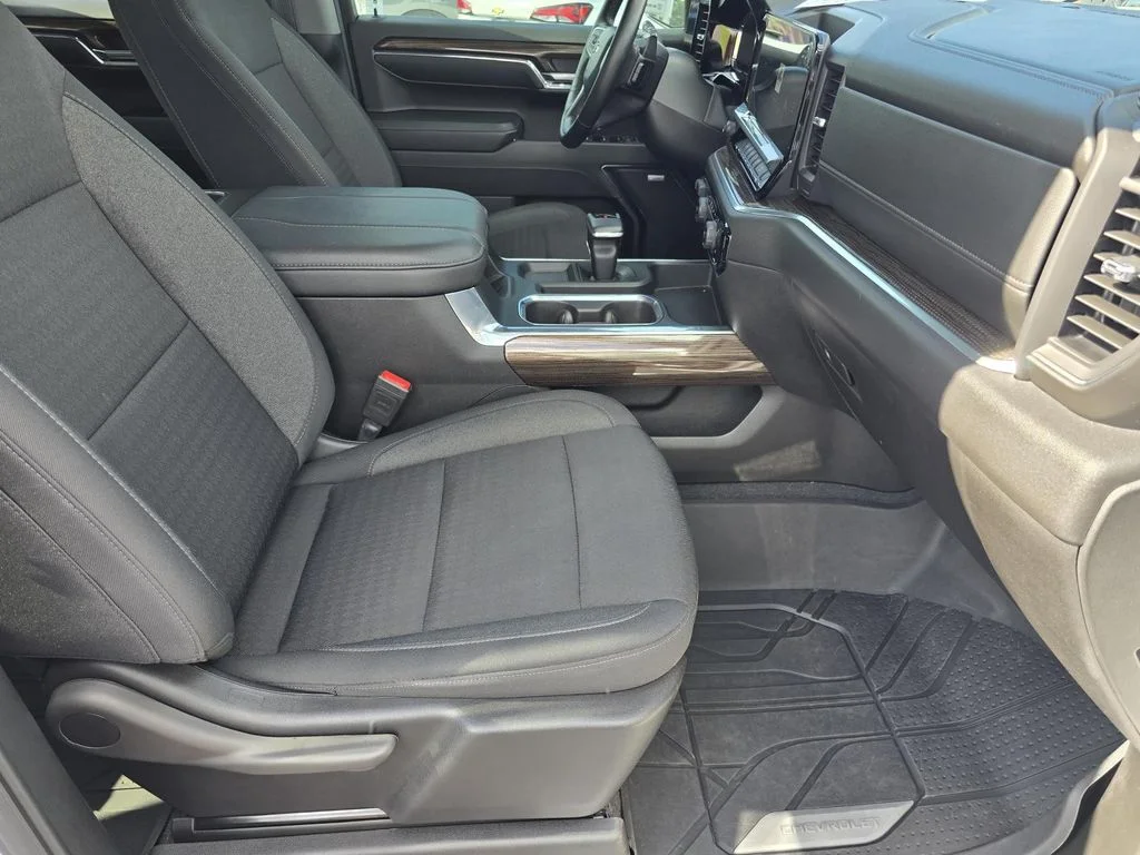 Used 2024 Summit White Chevrolet RST image 21