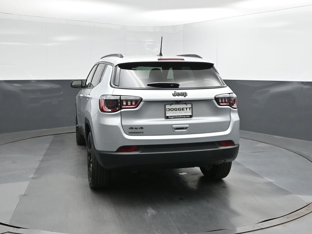 New 2026 Silver Zynith Metallic Clearcoat Jeep Latitude image 8