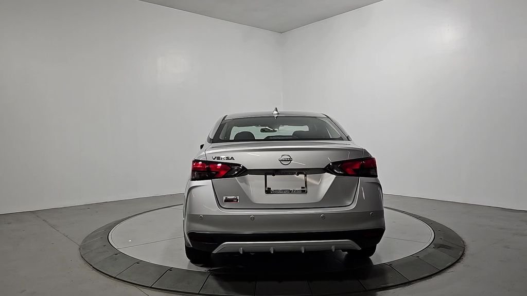 2025 Nissan Versa 1.6 SV photo 4