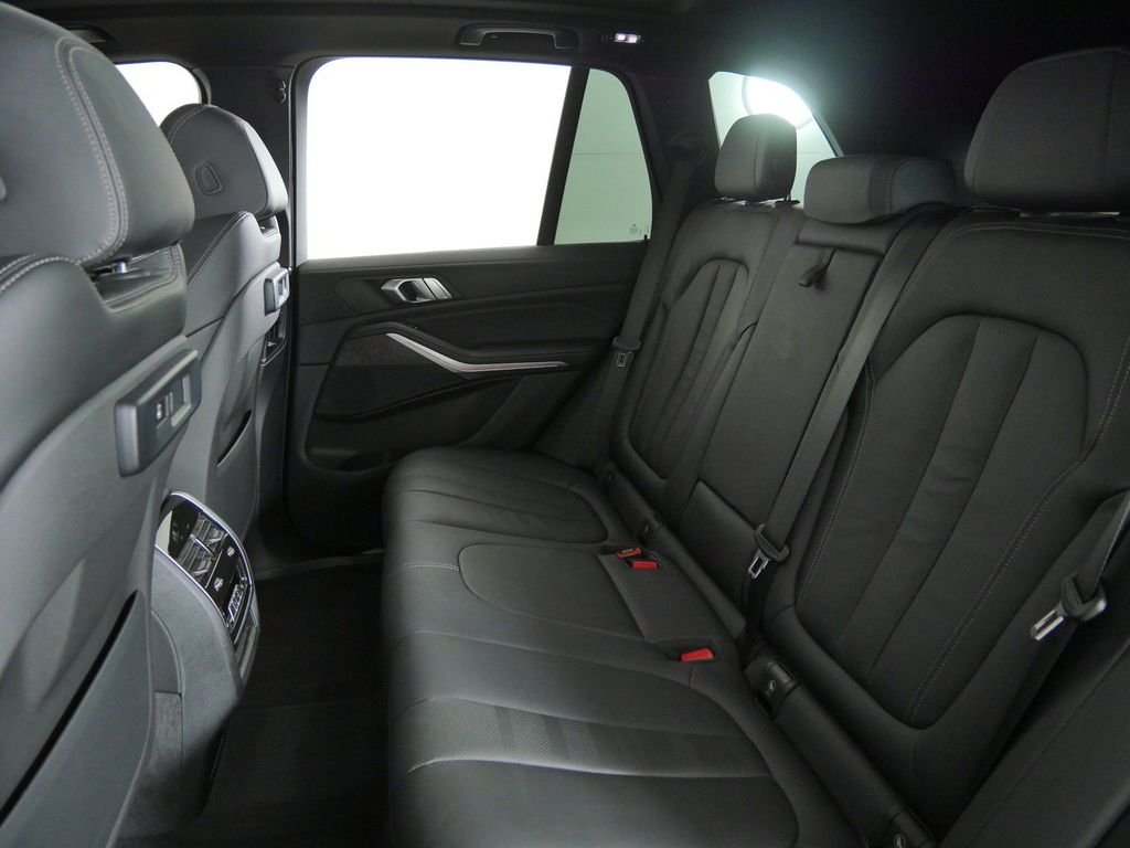 Used 2022 Black Sapphire Metallic BMW xDrive40i image 33