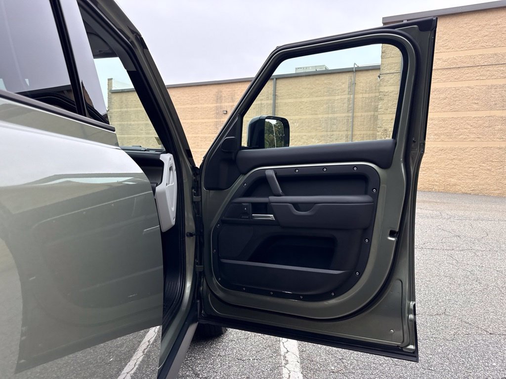 Used 2025 Green Land Rover S image 19