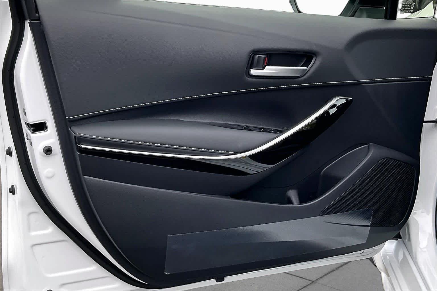 New 2026 Wind Chill Pearl/Midnight Black Metallic Toyota XSE image 10
