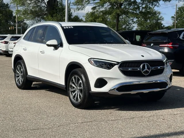 Used 2025 Polar White Mercedes-Benz GLC 300 image 1