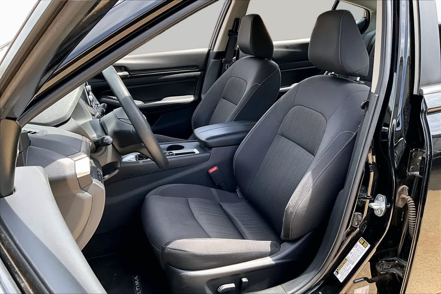 Used 2025 Super Black Nissan SV image 7