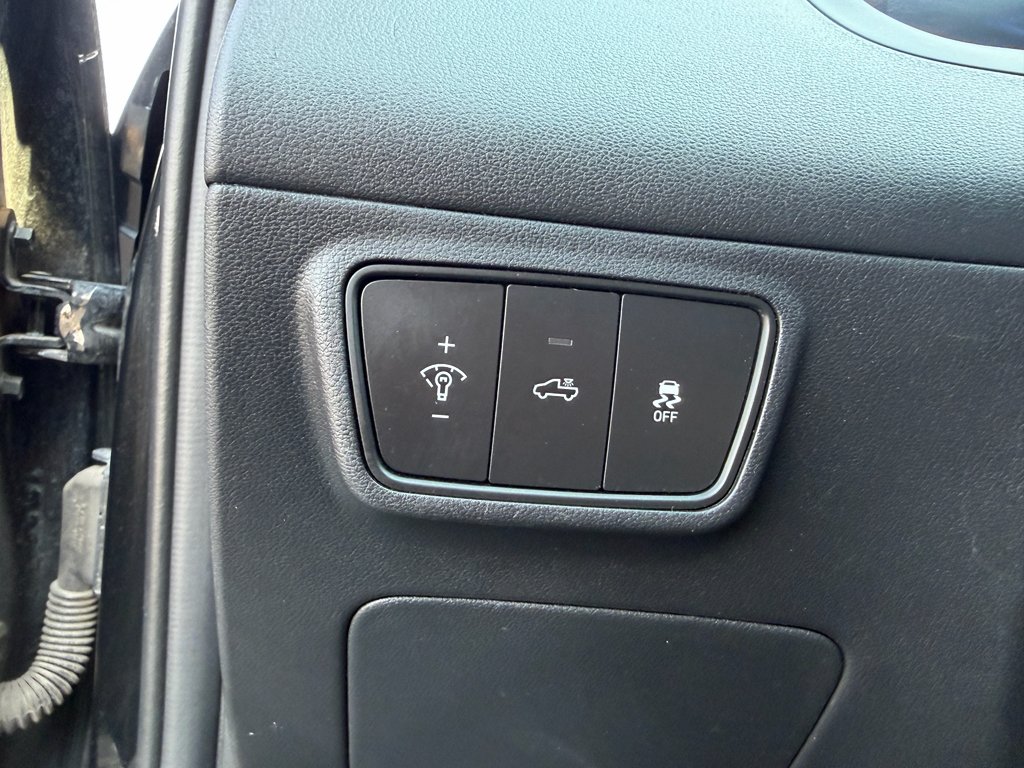 Used 2023 Phantom Black Hyundai SEL image 9
