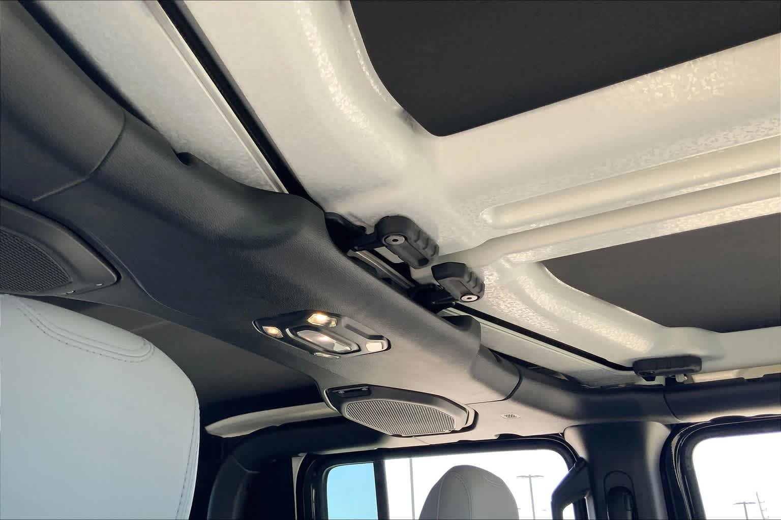 Used 2022 Black Clearcoat Jeep High Altitude image 27