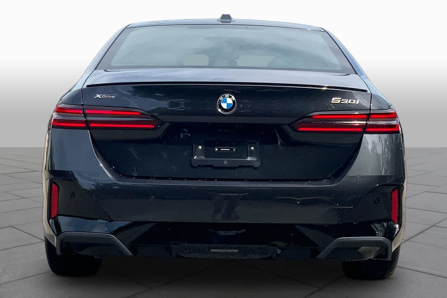New 2027 Dark Graphite Metallic BMW 530i xDrive image 4