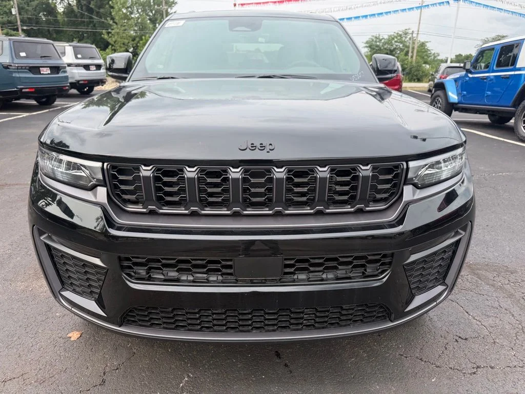 New 2026 Diamond Black Crystal Pearlcoat Jeep Limited image 9