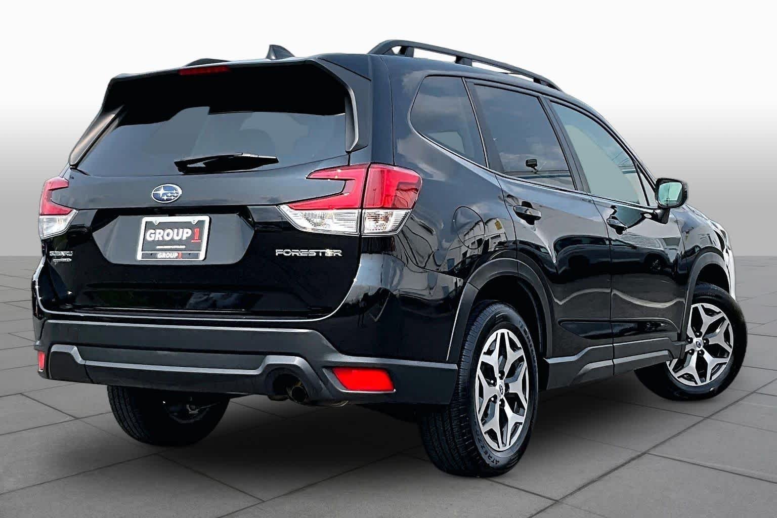 Used 2023 Crystal Black Silica Subaru Premium image 13