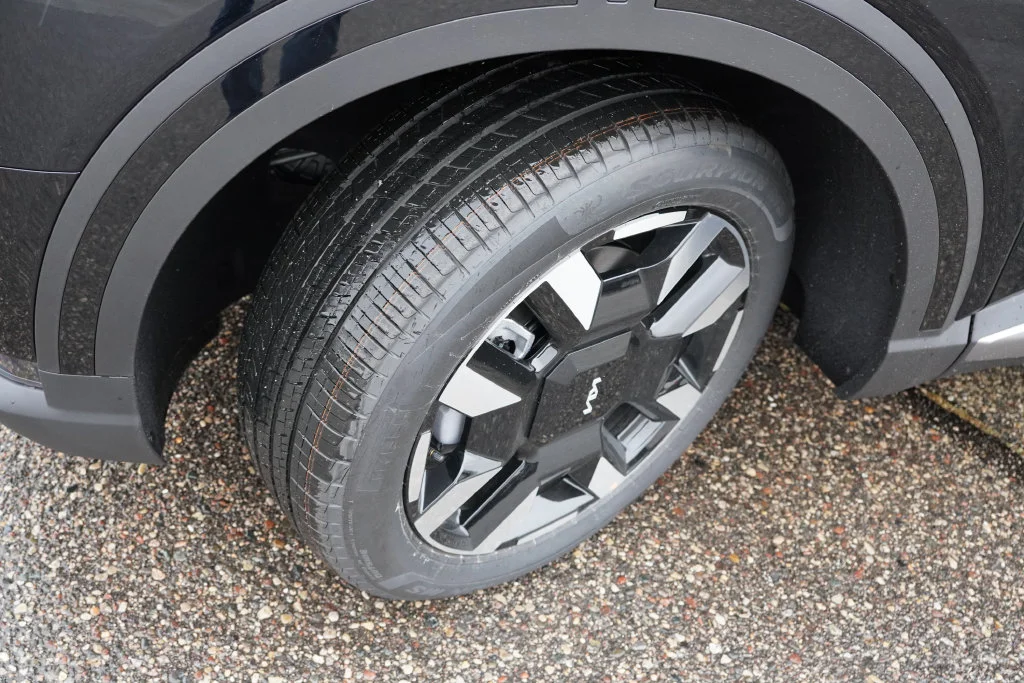 New 2027 Ebony Black Kia S image 9