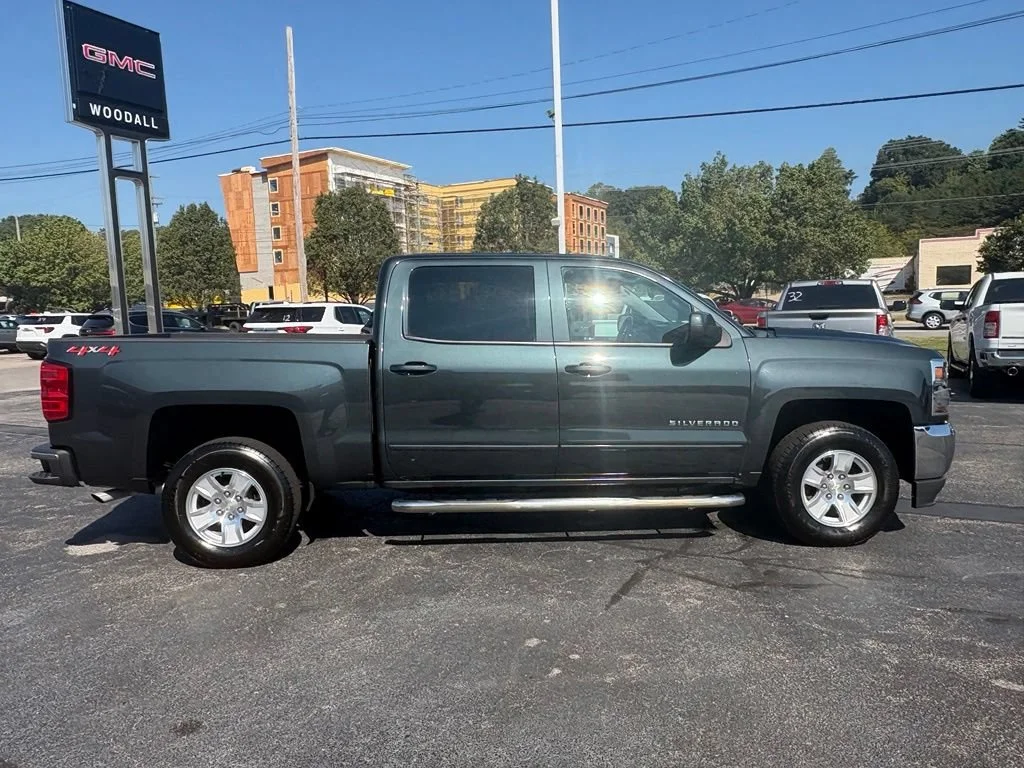 Used 2018 GRAPHITE METALLIC Chevrolet LT image 9