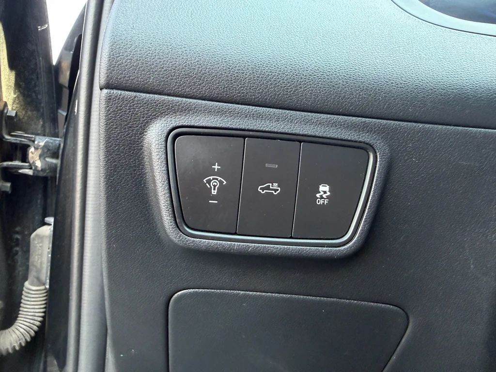 Used 2023 Phantom Black Hyundai SEL image 9