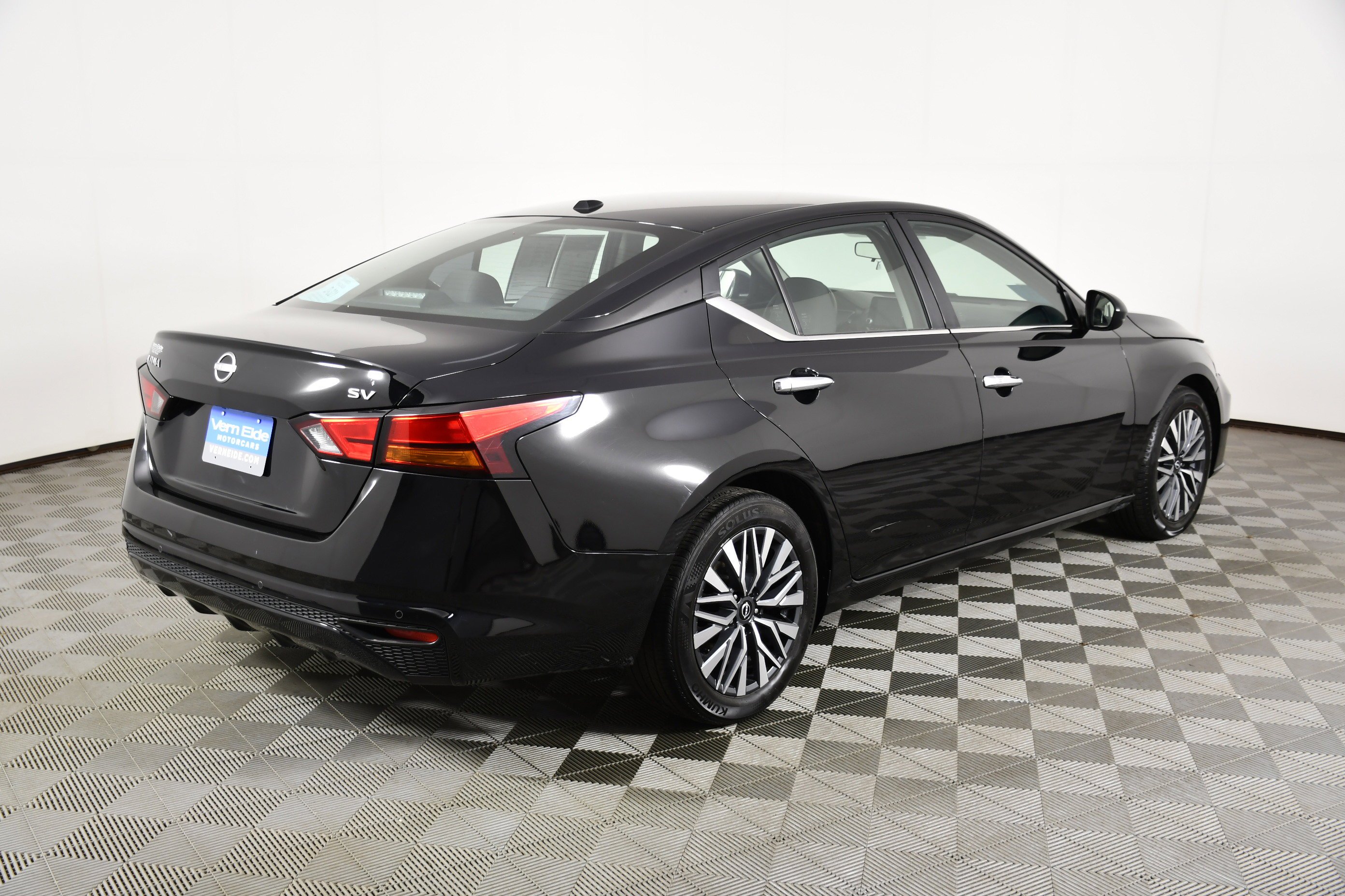Used 2024 Super Black Nissan 2.5 SV image 6