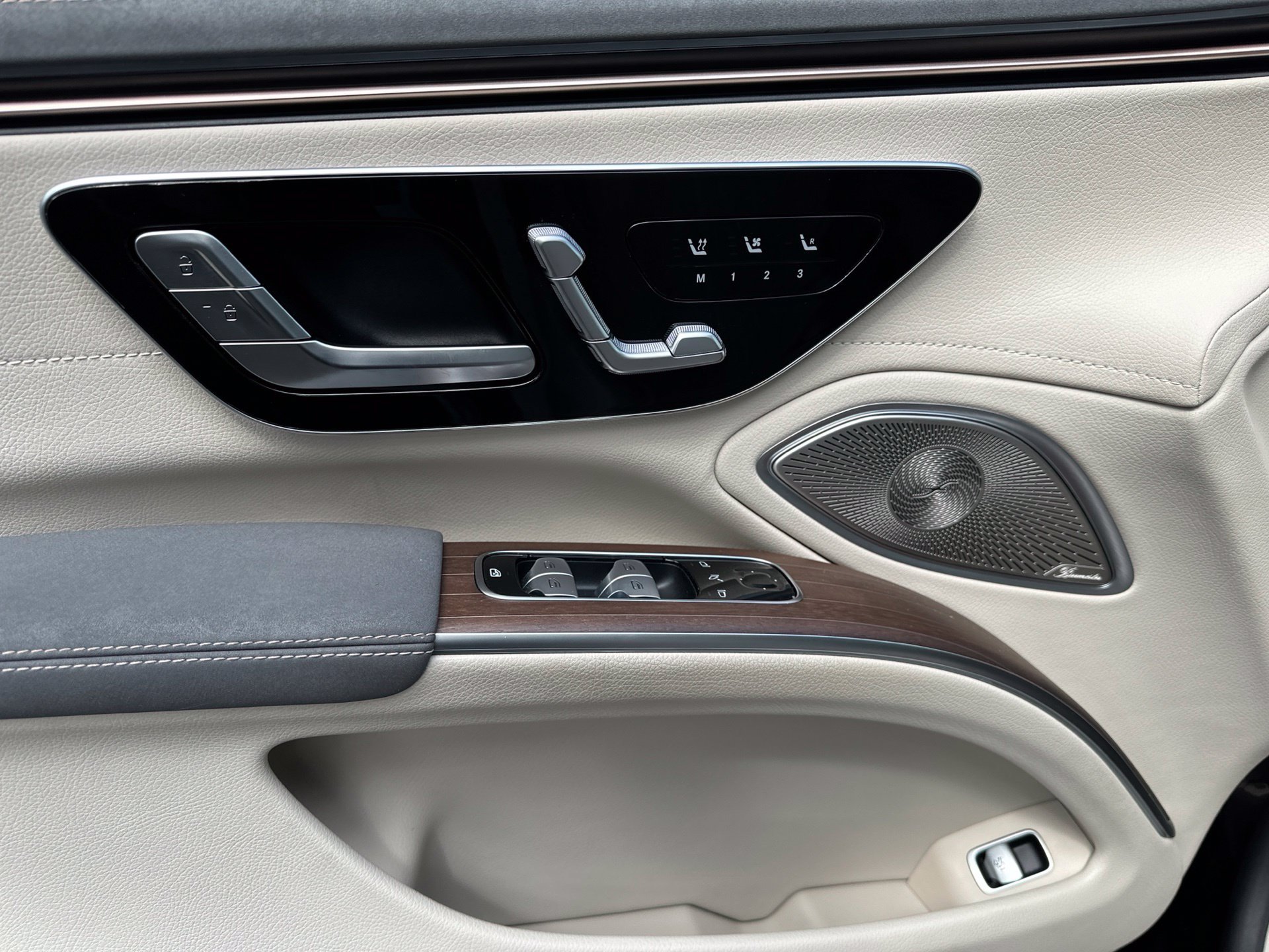 Used 2022 Black Mercedes-Benz 580 image 5