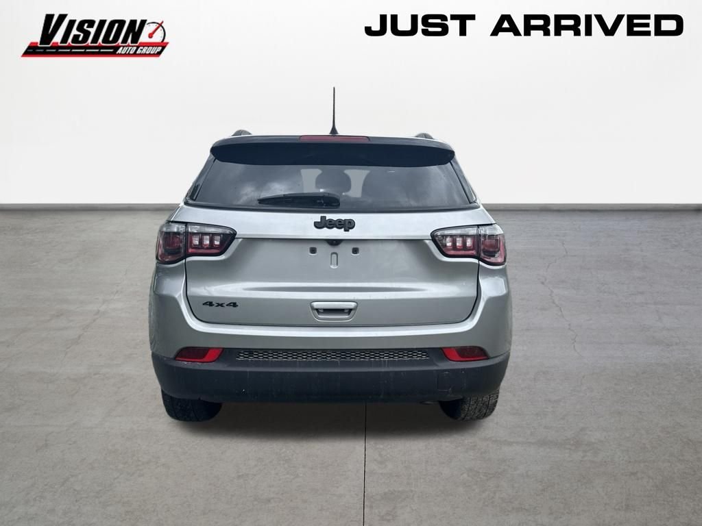 Used 2023 Silver Jeep Latitude image 4