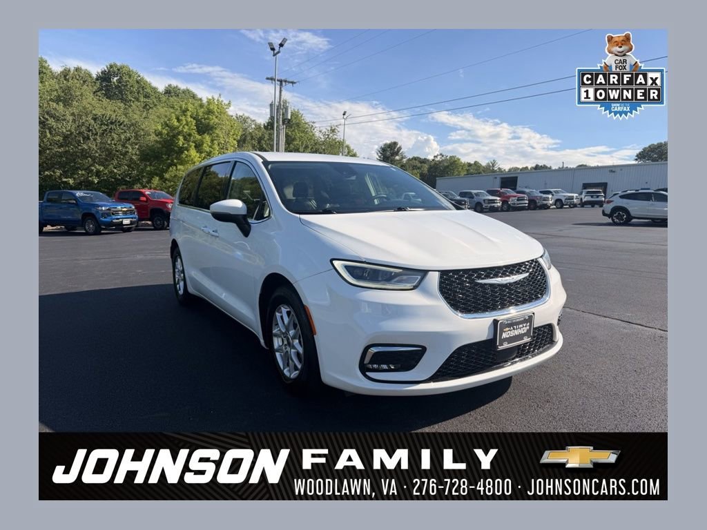 2023 Chrysler Pacifica Touring L's photo