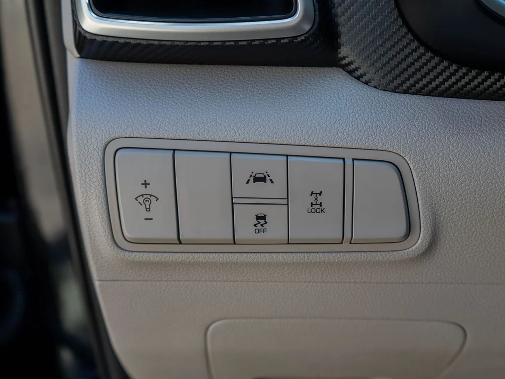Used 2020 Black Hyundai SE image 17