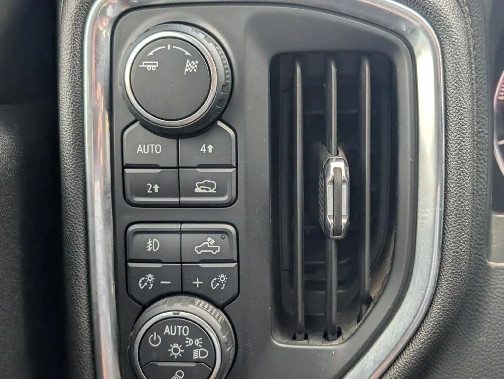 Used 2019 BLACK Chevrolet LTZ image 22